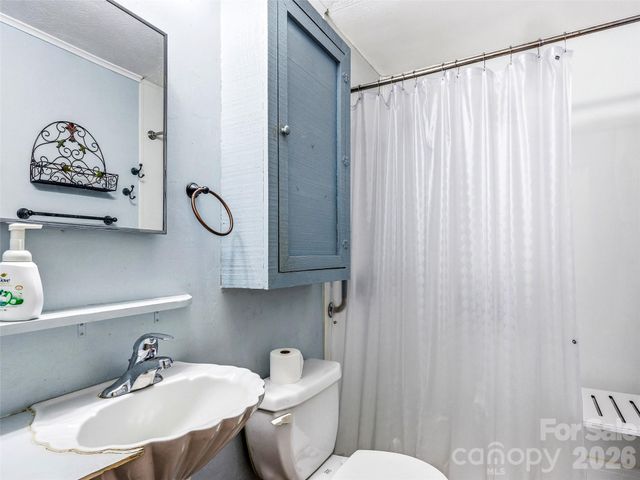 7 Nelson Road, Hendersonville, NC 28791