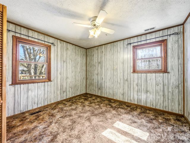 7 Nelson Road, Hendersonville, NC 28791