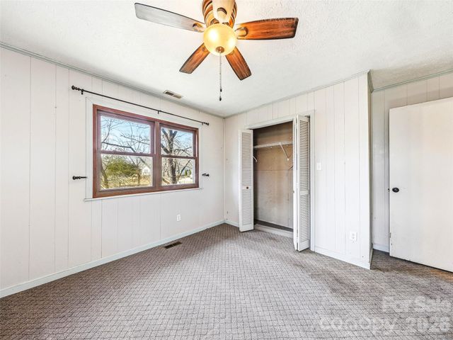 7 Nelson Road, Hendersonville, NC 28791