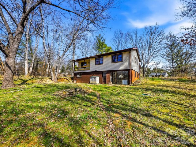 7 Nelson Road, Hendersonville, NC 28791