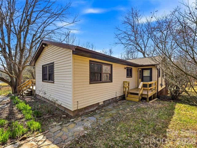 7 Nelson Road, Hendersonville, NC 28791