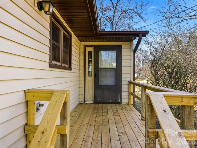 7 Nelson Road, Hendersonville, NC 28791