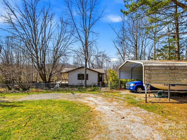 7 Nelson Road, Hendersonville, NC 28791