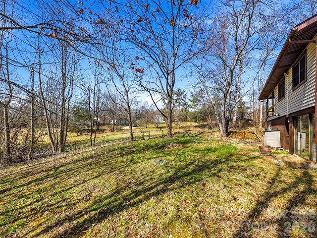 7 Nelson Road, Hendersonville, NC 28791