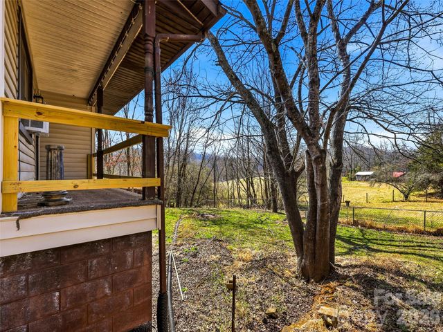 7 Nelson Road, Hendersonville, NC 28791