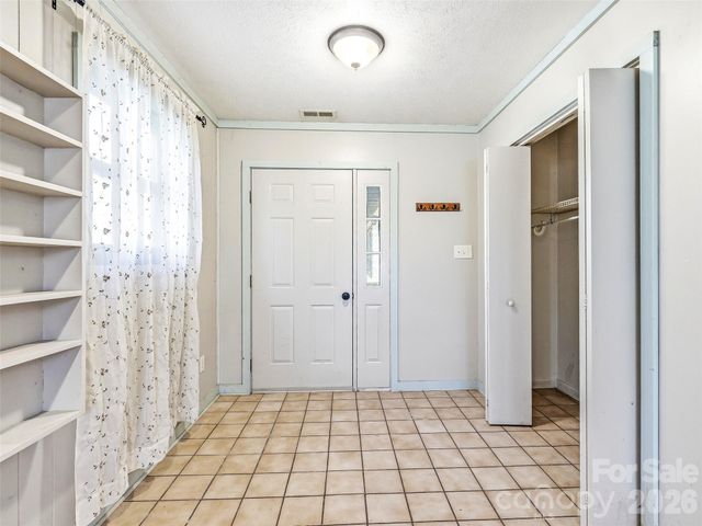 7 Nelson Road, Hendersonville, NC 28791