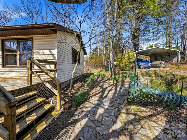 7 Nelson Road, Hendersonville, NC 28791