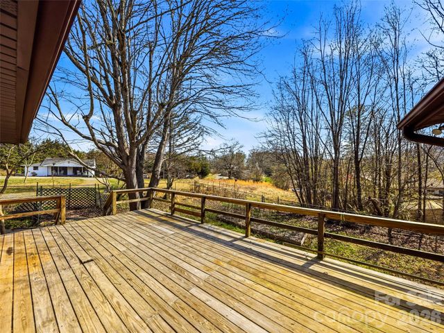 7 Nelson Road, Hendersonville, NC 28791