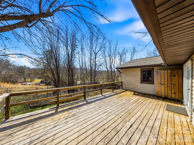 7 Nelson Road, Hendersonville, NC 28791