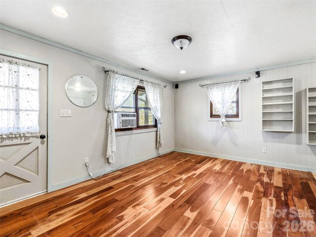 7 Nelson Road, Hendersonville, NC 28791