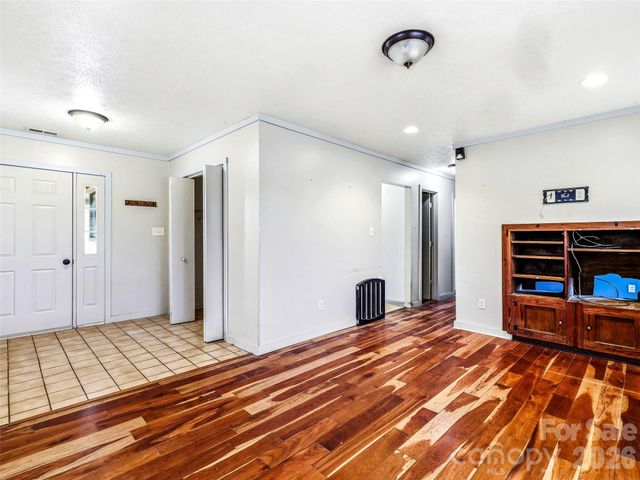 7 Nelson Road, Hendersonville, NC 28791