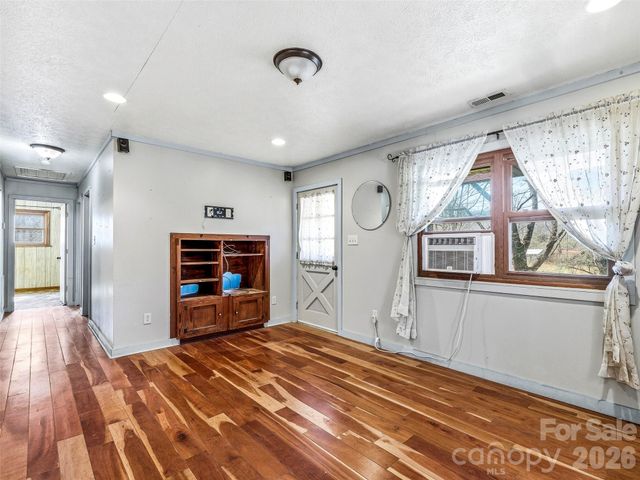 7 Nelson Road, Hendersonville, NC 28791