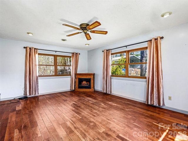 7 Nelson Road, Hendersonville, NC 28791