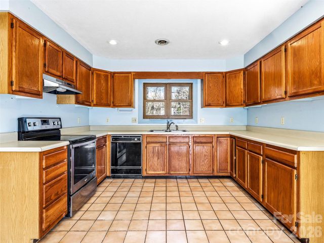 7 Nelson Road, Hendersonville, NC 28791