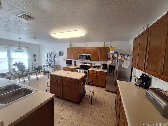 3715 bolden, Converse, TX 78109