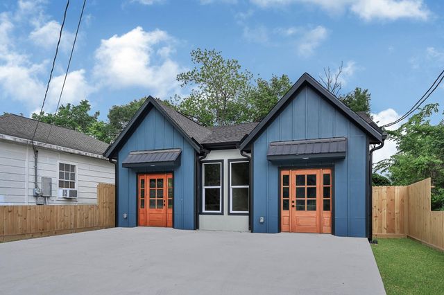 112 S San Jacinto Street A, Conroe, TX 77301