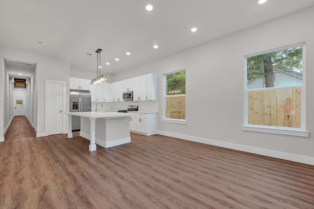 112 S San Jacinto Street A, Conroe, TX 77301