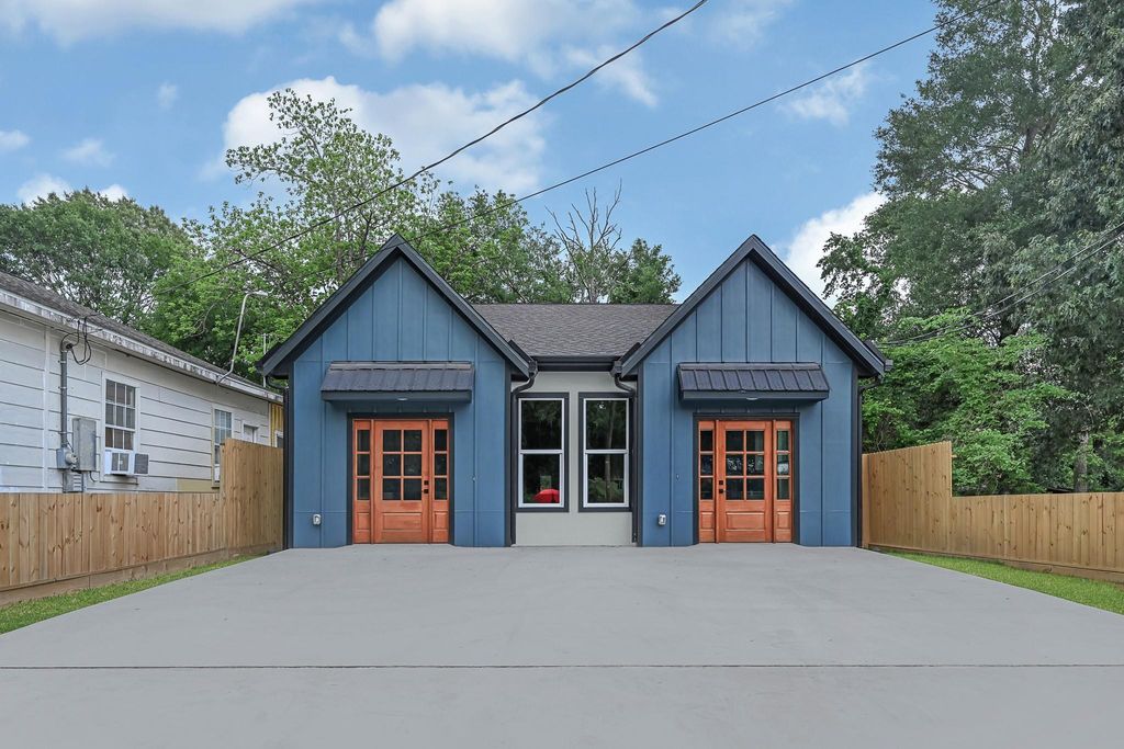 112 S San Jacinto Street A, Conroe, TX 77301