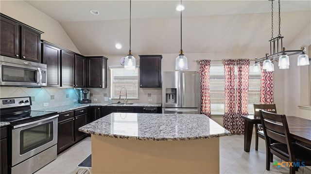 102 N Pasture Cove, Hutto, TX 78634