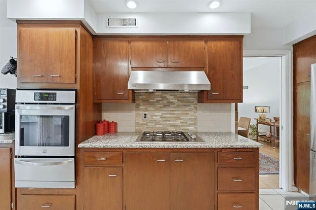 44 Northrop Lane, Tenafly, NJ 07670