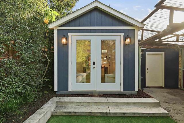 735 735 Apgar St, Oakland, CA 94609