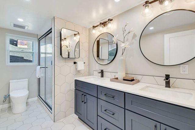 735 735 Apgar St, Oakland, CA 94609