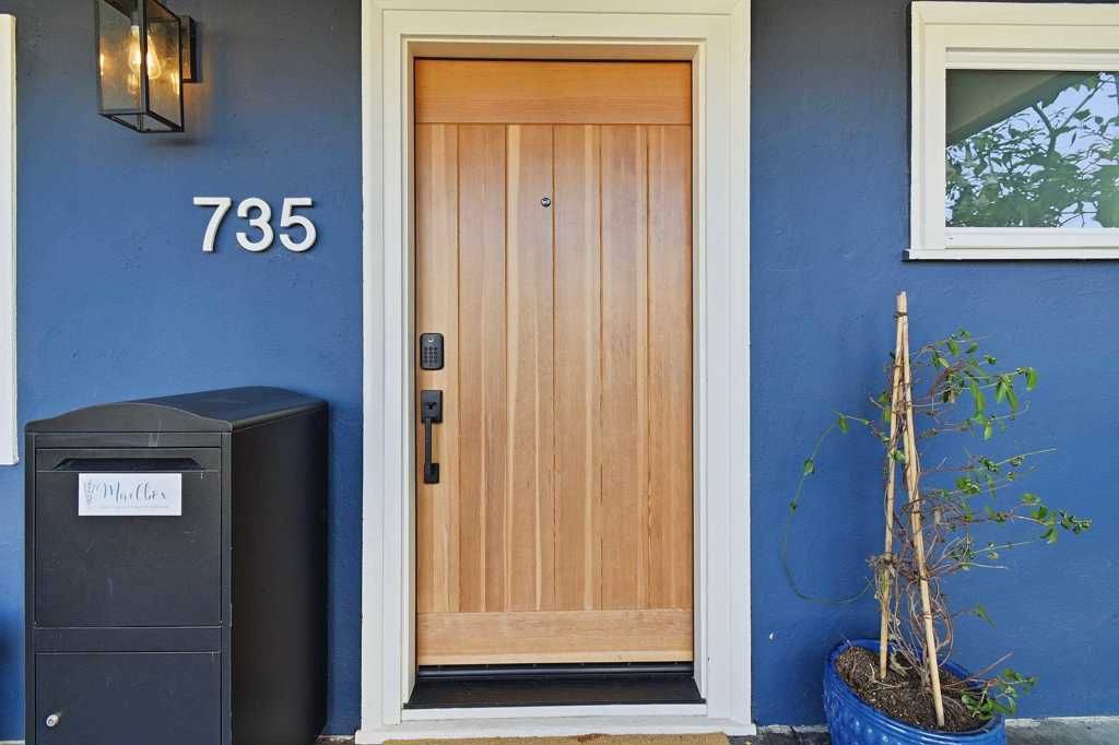 Image 2 of property listing at 735 735 Apgar St, Oakland, CA 94609