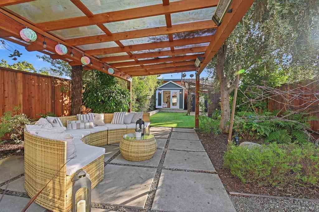 Image 20 of property listing at 735 735 Apgar St, Oakland, CA 94609