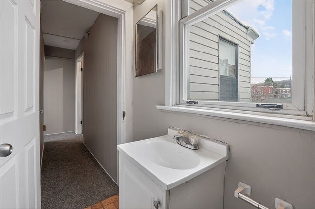 1235 Thelma St, Marshall Shadeland, PA 15212