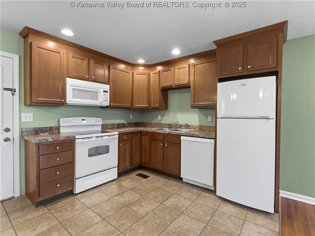 129 Caroline Circle, Hurricane, WV 25526