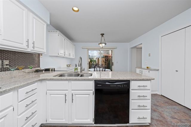 4261 Wabeek Lake Drive, Bloomfield Hills, MI 48302