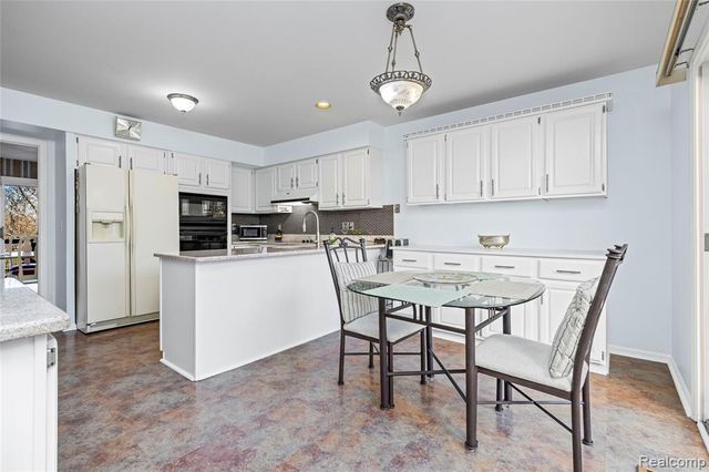 4261 Wabeek Lake Drive, Bloomfield Hills, MI 48302