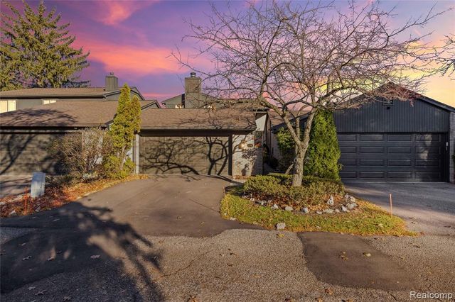 4261 Wabeek Lake Drive, Bloomfield Hills, MI 48302