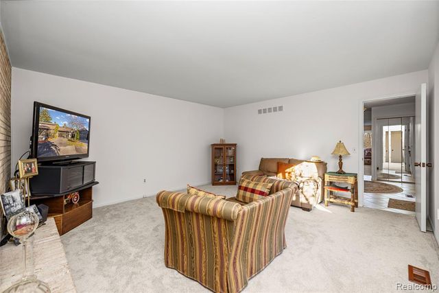 4261 Wabeek Lake Drive, Bloomfield Hills, MI 48302