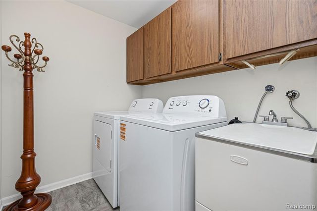 4261 Wabeek Lake Drive, Bloomfield Hills, MI 48302