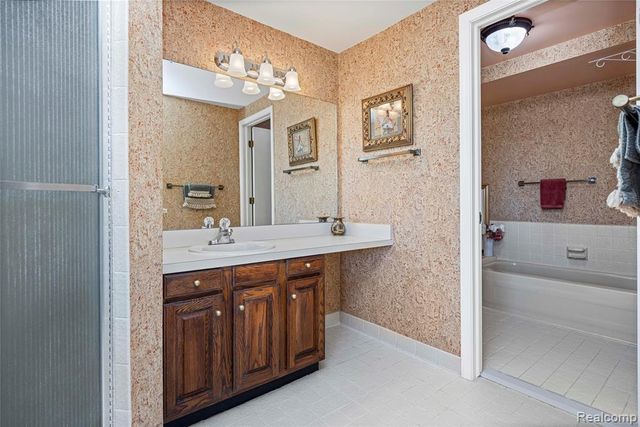 4261 Wabeek Lake Drive, Bloomfield Hills, MI 48302