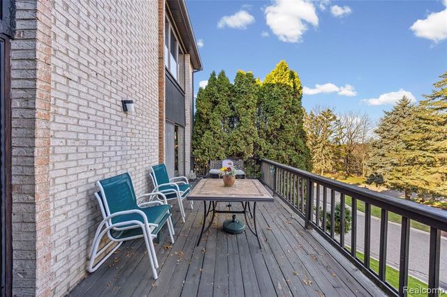 4261 Wabeek Lake Drive, Bloomfield Hills, MI 48302