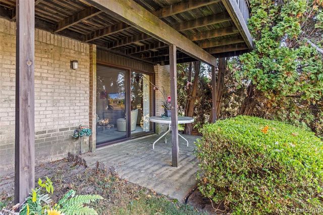 4261 Wabeek Lake Drive, Bloomfield Hills, MI 48302