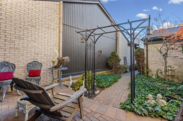 4261 Wabeek Lake Drive, Bloomfield Hills, MI 48302