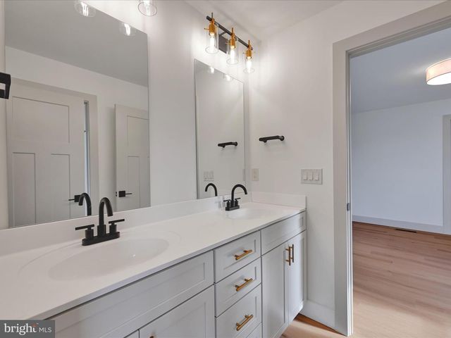 5780 WILD LILAC DR, East Petersburg, PA 17520