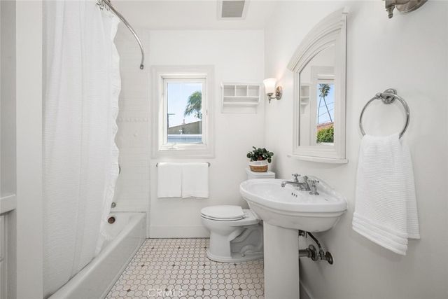 24 Via Di Roma Walk, Long Beach, CA 90803