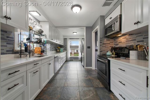 19720 Maxine Street, Saint Clair Shores, MI 48080