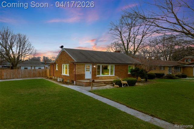 19720 Maxine Street, Saint Clair Shores, MI 48080