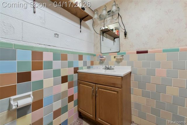 19720 Maxine Street, Saint Clair Shores, MI 48080