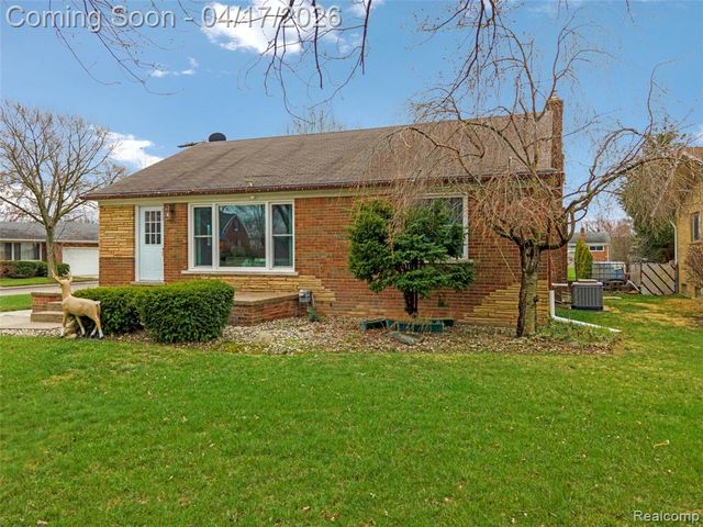 19720 Maxine Street, Saint Clair Shores, MI 48080