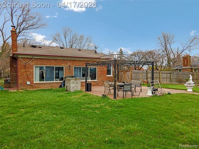 19720 Maxine Street, Saint Clair Shores, MI 48080