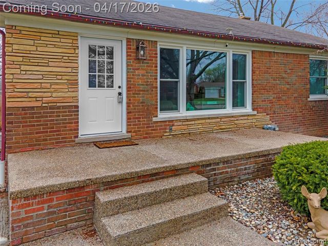 19720 Maxine Street, Saint Clair Shores, MI 48080