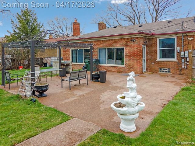 19720 Maxine Street, Saint Clair Shores, MI 48080