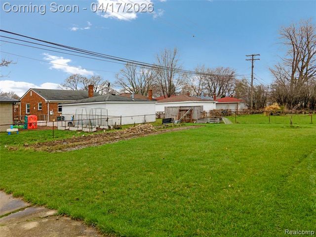 19720 Maxine Street, Saint Clair Shores, MI 48080