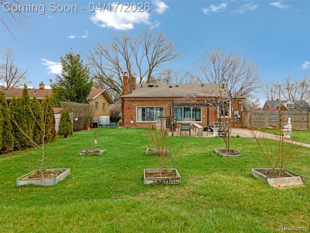 19720 Maxine Street, Saint Clair Shores, MI 48080